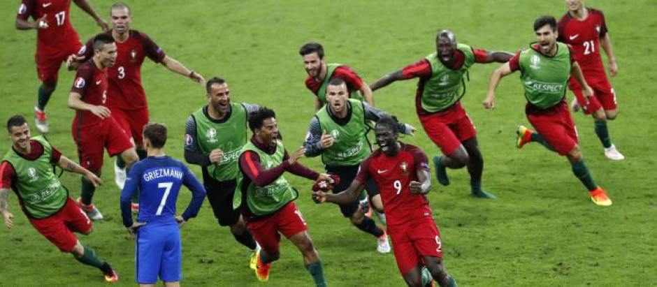 Eder, en primer plano, en el momento de la celebración del gol más importante de la historia de Portugal