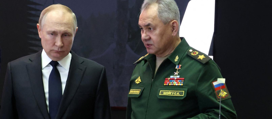 Russian President Vladimir Putin (L) speaks with Defence Minister Sergei Shoigu (R) after attending an expanded meeting of the Russian Defence Ministry Board at the National Defence Control Centre in Moscow, on December 21, 2022. - Russian President described today the conflict in Ukraine as a "shared tragedy" but placed blame for the outbreak of hostilities on Ukraine and its allies, not Moscow. (Photo by Mikhail Kireyev / Sputnik / AFP)