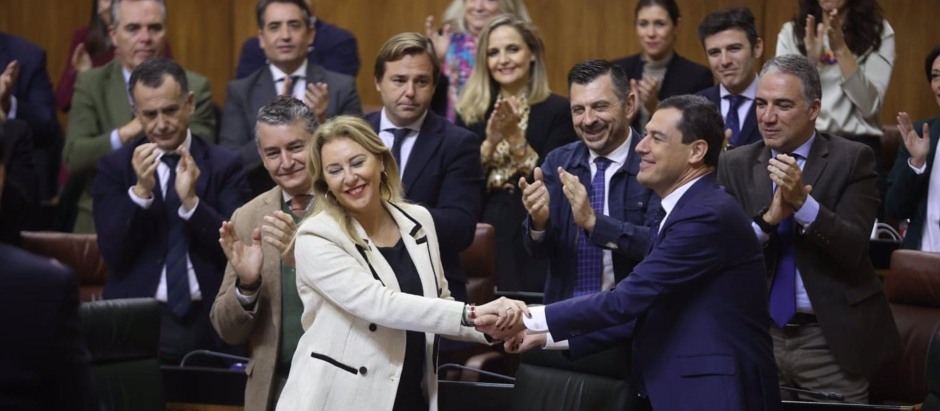La consejera de Hacienda, Carolina España, y el presidente de la Junta de Andalucía, Juanma Moreno, se felicitan por la aprobación del Presupuesto para 2023