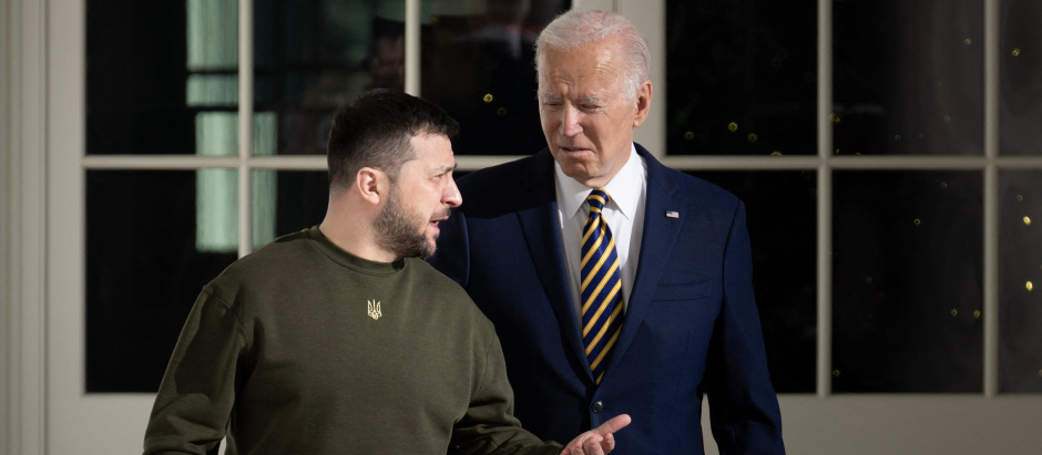 US President Joe Biden walks with Ukraine's President Volodymyr Zelensky through the colonnade of the White House, in Washington, DC on December 21, 2022. - Zelensky is in Washington to meet with US President Joe Biden and address Congress -- his first trip abroad since Russia invaded in February. (Photo by Brendan Smialowski / AFP)