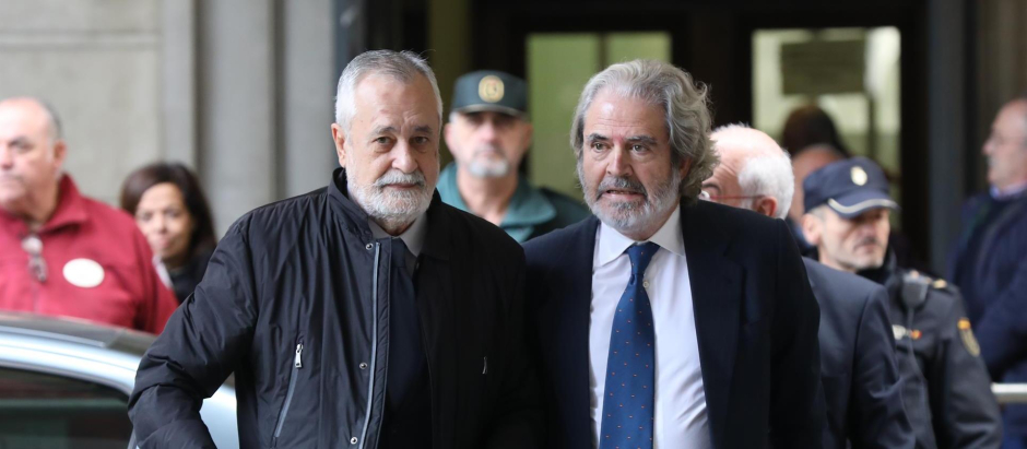 El expresidente de la Junta de Andalucía José Antonio Griñán, junto a su abogado, a su llegada al juicio del caso ERE en la Audiencia de Sevilla