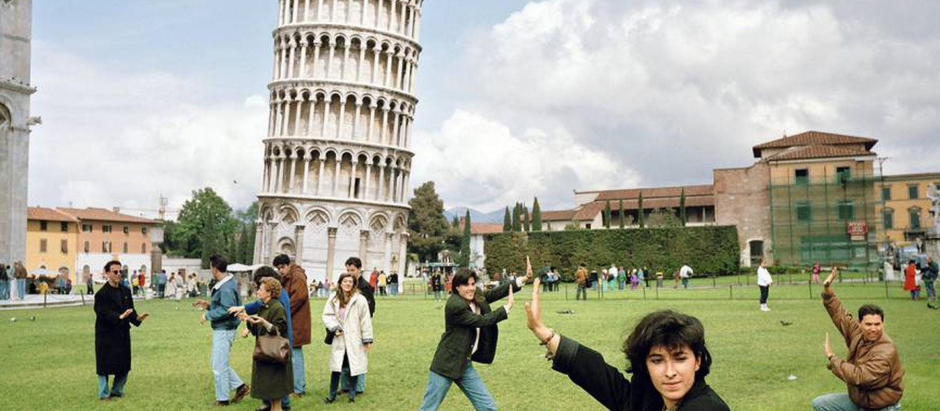 'The Leaning Tower of Pisa' (La torre inclinada de Pisa), fotografía tomada en 1990 en Pisa (Italia) por Martin Parr