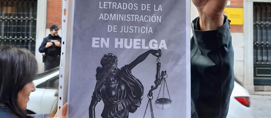 Una manifestante sujeta un cartel ante el Ministerio de Justicia en el que pide aumento salarial para los Letrados de la Administración de Justicia.
POLITICA ESPAÑA EUROPA MADRID