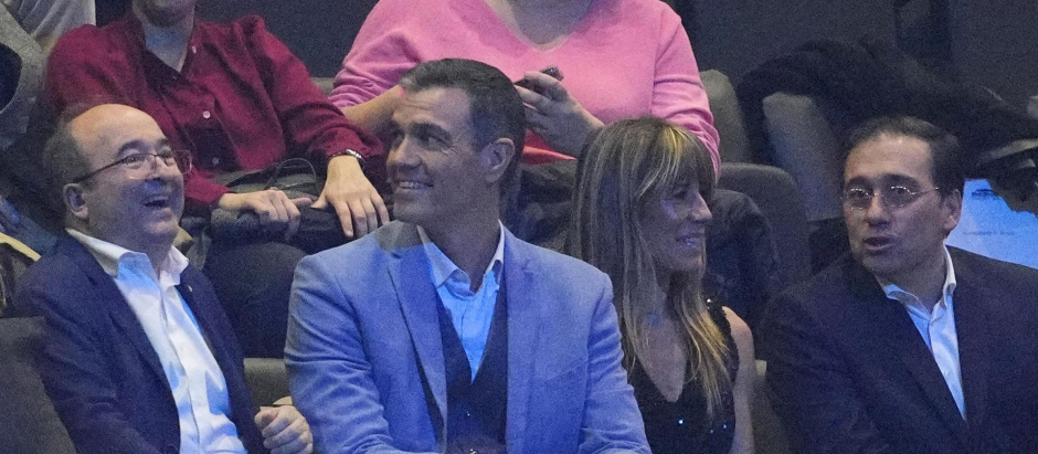 Miquel Iceta, Pedro Sánchez y su esposa y el ministro de Exteriores, José Manuel Albares, en el concierto de Joan Manuel Serrat