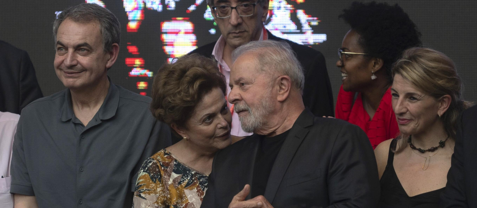 Zapatero y Yolanda Díaz flanquean a los expresidentes brasileños Dilma Rousseff y Lula da Silva, en Brasil, este marzo