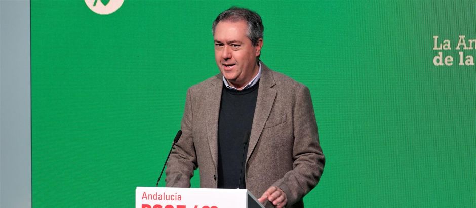 El secretario general del PSOE de Andalucía, Juan Espadas, en la rueda de prensa celebrada este martes en la sede regional del partido