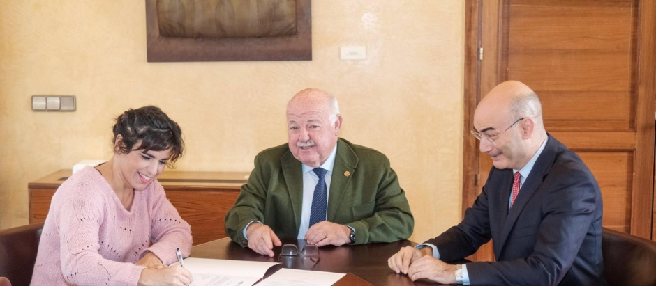 Teresa Rodríguez firma su renuncia al acta de diputada autonómica en presencia del presidente del Parlamento de Andalucía, Jesús Aguirre, y del letrado mayor, Manuel Carrasco