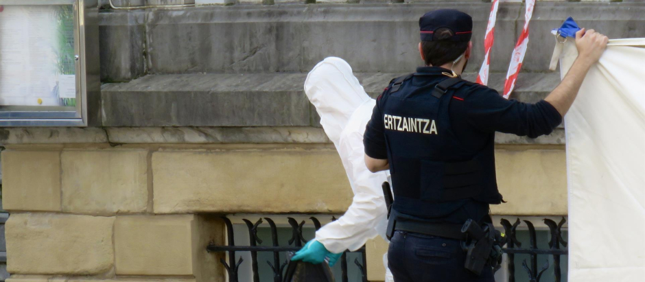 Policías recogen pruebas en el lugar donde se ha encontrado el cadáver de un joven de 24 años, en San Sebastián, esta Navidad