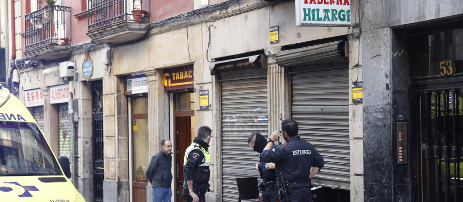 Agentes de la Ertzaintza inspeccionan el bar en Bilbao en el que una mujer ha sido asesinada este miércoles por un hombre