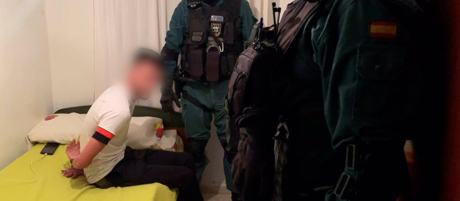 Agentes de la Guardia Civil, con un detenido en la operación Jaco, en Chipiona (Cádiz)