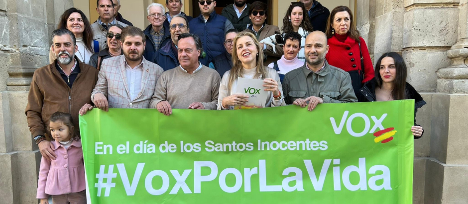 Vox Sevilla se manifiesta por las víctimas del aborto frente a la puerta principal del Consistorio hispalense