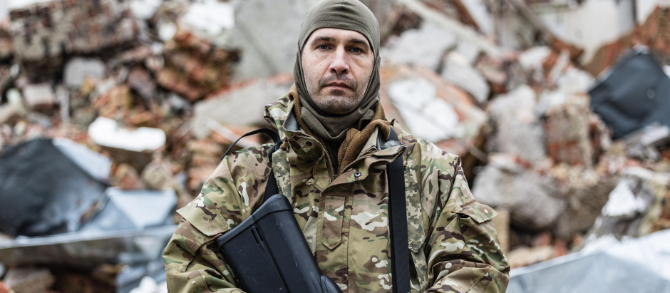 Caesar, 50-year-old, a Russian who joined the Freedom of Russia Legion to fight on the side of Ukraine, poses for a photograph in Dolyna, eastern Ukraine on December 26, 2022. - Freedom of Russia Legion is a Foreign volunteer legion formed in March 2022 with defectors from the Russian Armed Forces, Russian and Belarusian volunteers. (Photo by Sameer Al-DOUMY / AFP)