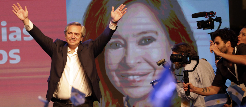 El presidente argentino Alberto Fernández y una imagen de Cristina Kirchner (2019)