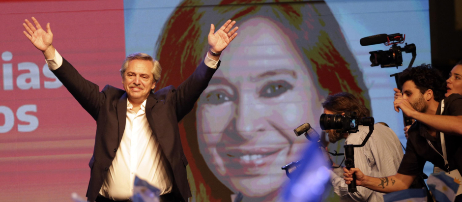 El presidente argentino Alberto Fernández y una imagen de Cristina Kirchner (2019)
