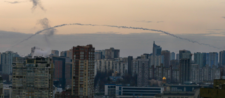 El sistema de defensa aérea ucraniano intercepta un cohete lanzado por las fuerzas rusas en Ucrania
