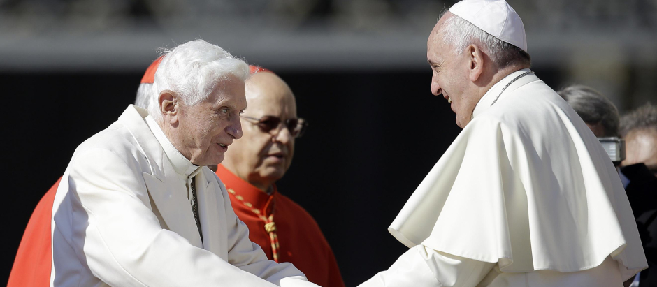 El Papa Francisco y el Papa emérito, Benedicto XVI, en una imagen de archivo
