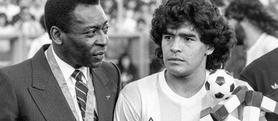 Pelé, junto a Maradona, en un acto en 1987