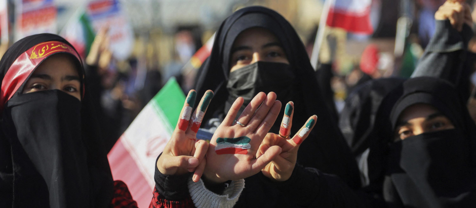 Un grupo de mujeres iraníes se manifiestan en favor del régimen Iraní