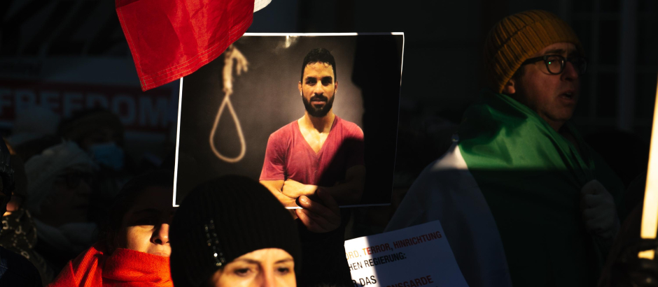 Fotografías de un ejecutado por el régimen de Irán en una protesta