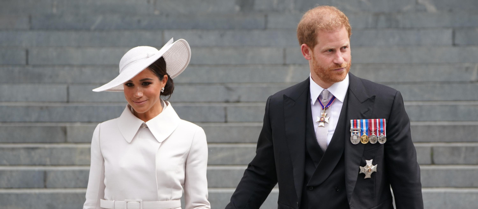 Prince Harry and Meghan Markle,Duchess of Sussex attending a service of thanksgiving for the reign of Queen Elizabeth II  in London Friday June 3, 2022 on the second of four days of celebrations to mark the Platinum Jubilee.
En la foto paseando de la mano