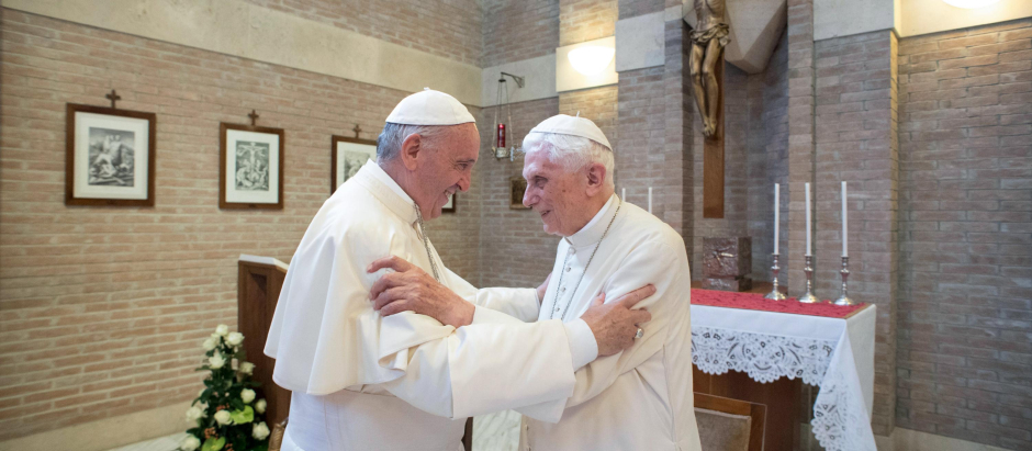 Papa Francisco, saludando al Papa Benedicto XVI en el Vaticano