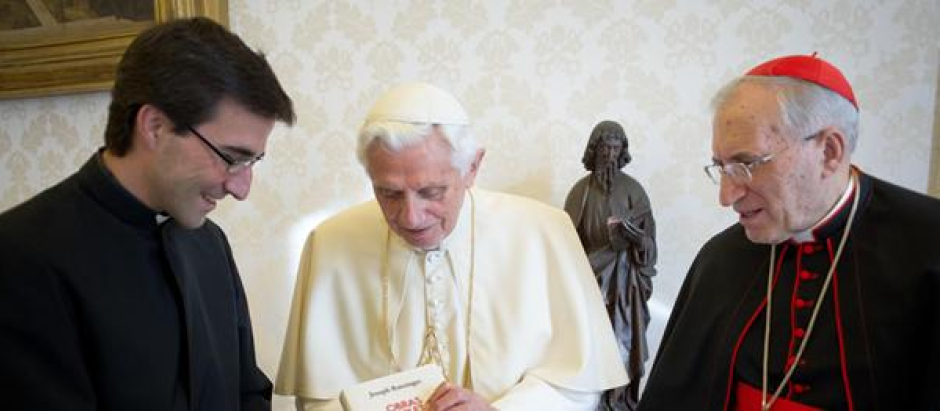 Benedicto XVI recibiendo en 2012 el primer tomo de sus Obras Completas en la BAC. Le acompañan el cardenal Antonio María Rouco, por entonces presidente de la CEE, y el el director de la BAC, Carlos Granados