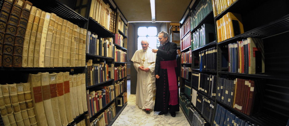 El Papa Benedicto XVI, a la izquierda, recorre la Biblioteca Apostólica del Vaticano