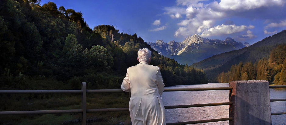 Benedicto XVI, contempla un lago