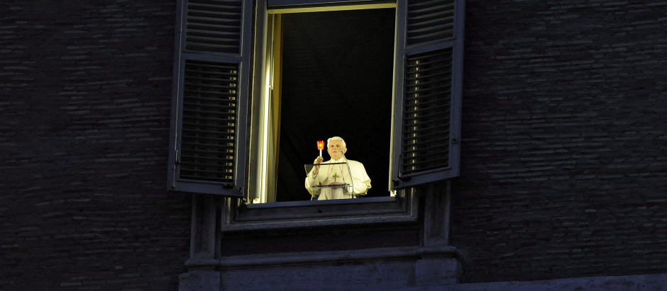 Imagen de archivo del Papa Benedicot XXVI en 2010, asomado a la ventana del Palacio Apostólico
