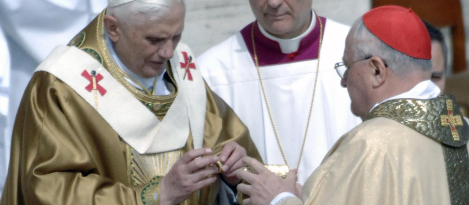 El Decano del Colegio Cardenalicio, Angelo Sodano, entregó al papa Benedicto XVI el Anillo del Pescador, que junto con el Palio (estola), simboliza el ministerio pontificio, durante la solemne misa de inicio de Pontificado en la plaza de San Pedro