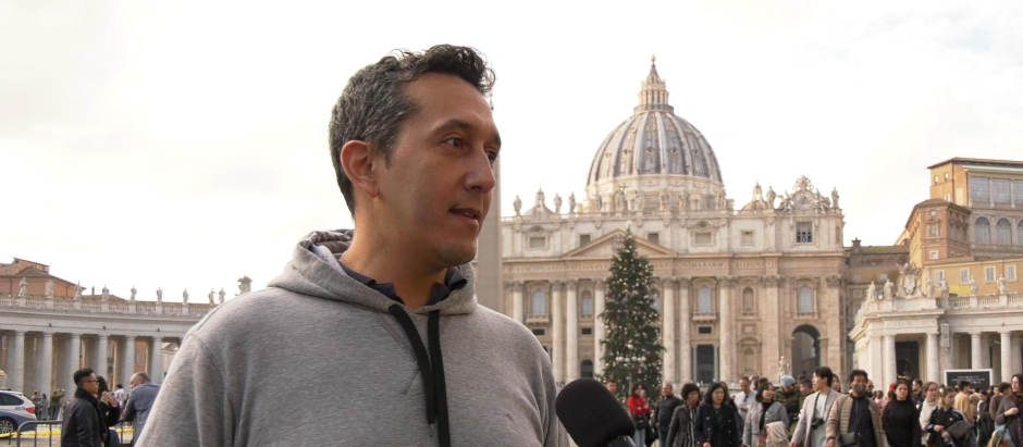 A algunos peregrinos de Roma les ha sorprendido la histórica muerte de un Papa emérito en su viaje al Vaticano