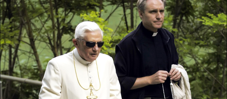 Benedicto XVI y Ganswein paseando por Lorenzago di Cadore en el año 2007