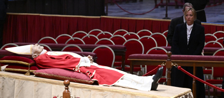 Georgia Meloni, primer ministro de Italia, en la capilla ardiente de Benedicto XVI