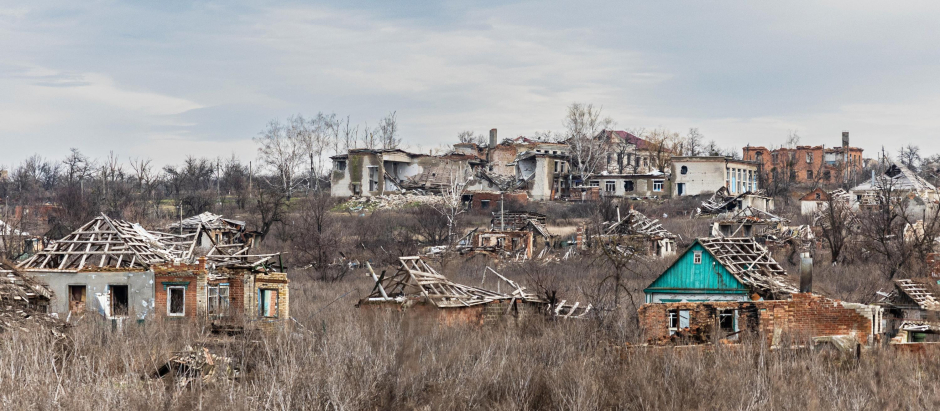 Casas destruidas por bombardeos en la ucraniana de Donetsk