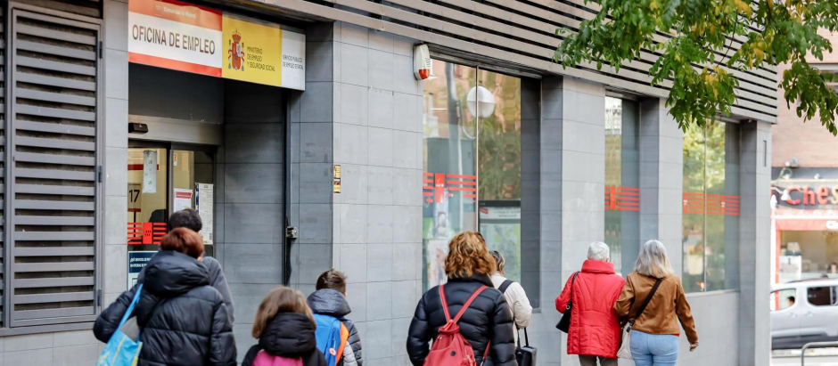 Varias personas pasan frente a una oficina de empleo en Madrid
