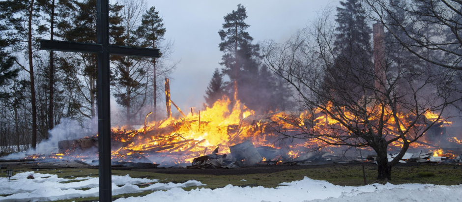 Las llamas consumen la iglesia centenaria de madera de la ciudad de Rautjärvi