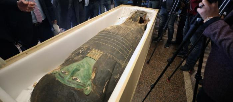 Las autoridades egipcias recibiendo el sarcófago verde
