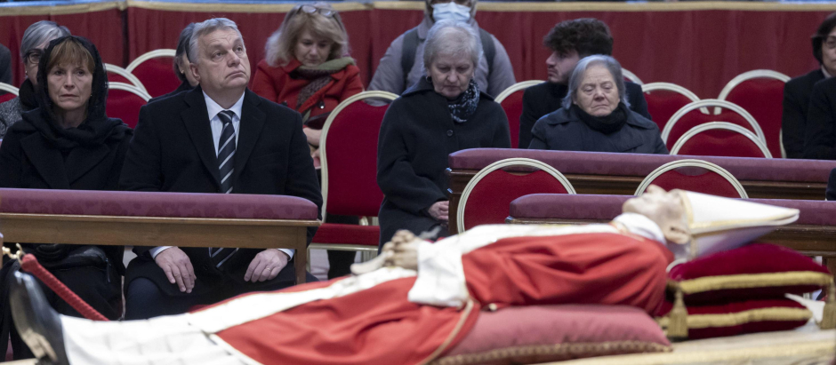 Viktor Orban frente a los restos mortales de Benedicto XVI