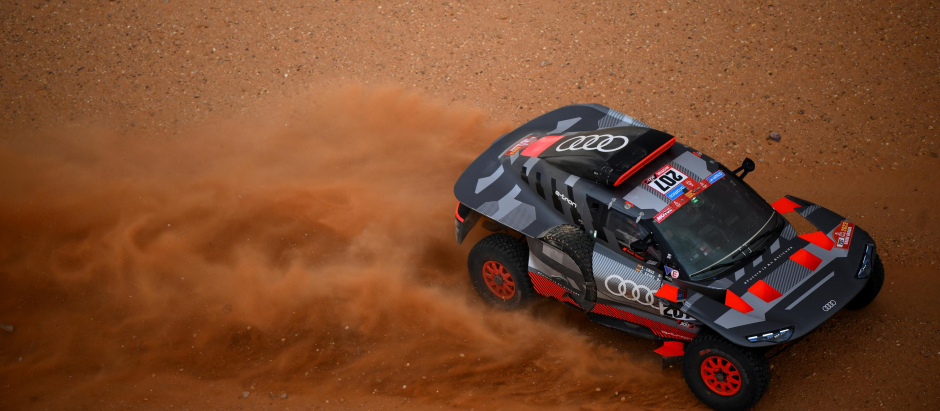 Audi's hybrid Spanish drivers Carlos Sainz and co-driver Lucas Cruz compete during the Stage 3 of the Dakar 2023 rally between al-Ula and Hail in Saudi Arabia on January 3, 2023. (Photo by FRANCK FIFE / AFP)