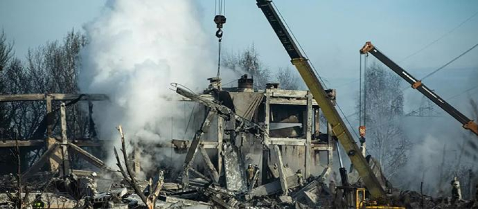 Ruinas de la Escuela de Formación Profesional en Makiivka tras el bombardeo ucraniano