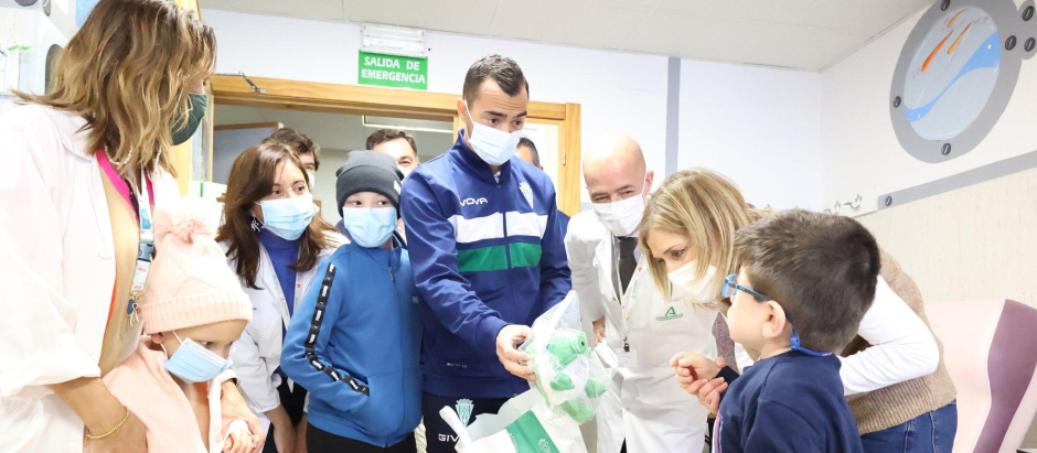 El Córdoba CF visita el Hospital Universitario Reina Sofía