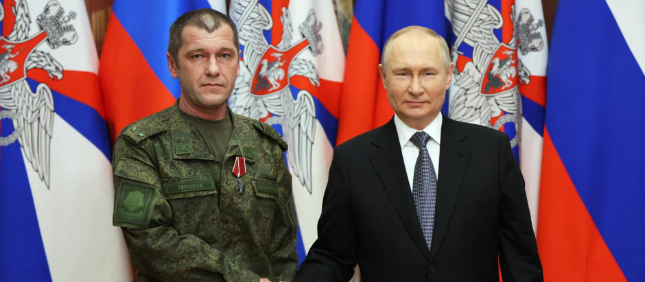 El presidente ruso Vladimir Putin condecoró a militares que participan en la invasión de Ucrania