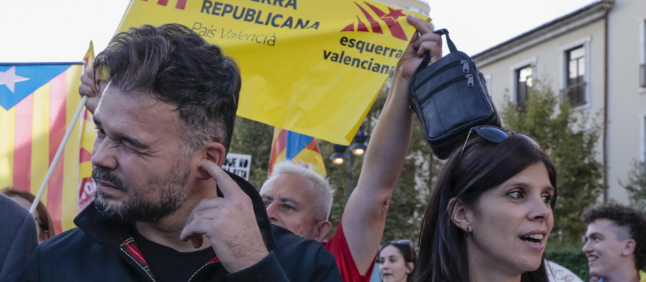 Gabriel Rufián y Marta Villalta, en una manifestación con motivo del Día de la Comunidad Valenciana.