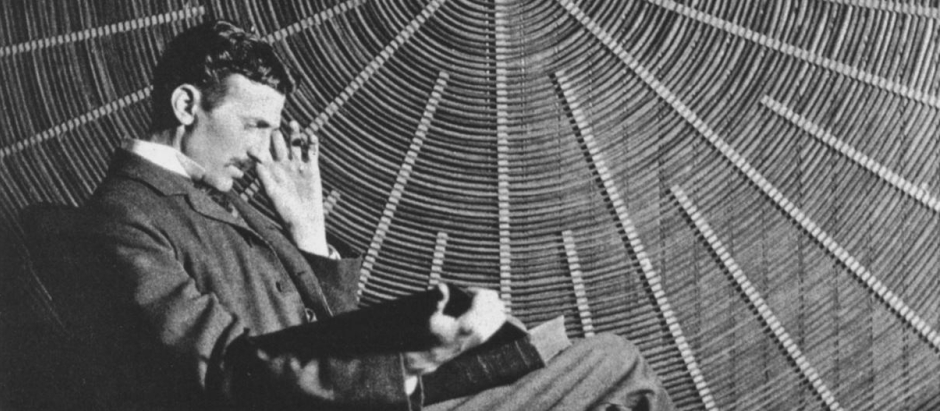 Nikola Tesla frente a la espiral de la bobina de su transformador de alto voltaje en East Houston Street, Nueva York
