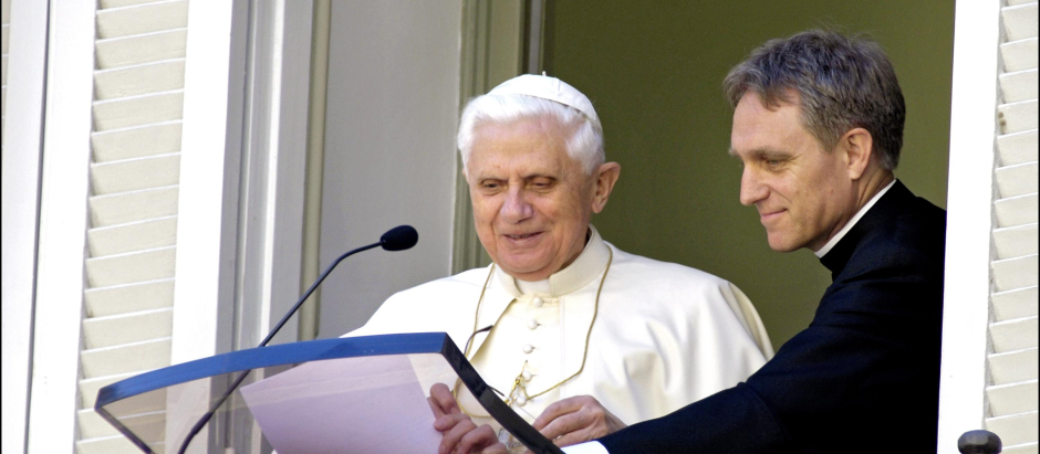 El Papa Benedicto XVI, junto a su secretario personal, Monseñor Georg Ganswein
