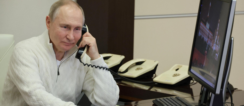 El presidente ruso Vladimir Putin al teléfono en el Kremlin