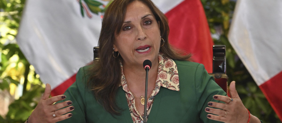 Peru's President Dina Boluarte speaks during a press conference after the culmination of a ministerial staff meeting at the Government Palace in Lima on January 5, 2023, a month after swearing-in as the new President. - The protests in Peru against President Dina Boluarte, successor to the ousted Pedro Castillo, continue this Thursday with mobilizations and roadblocks in some regions of the country. (Photo by Cris BOURONCLE / AFP)