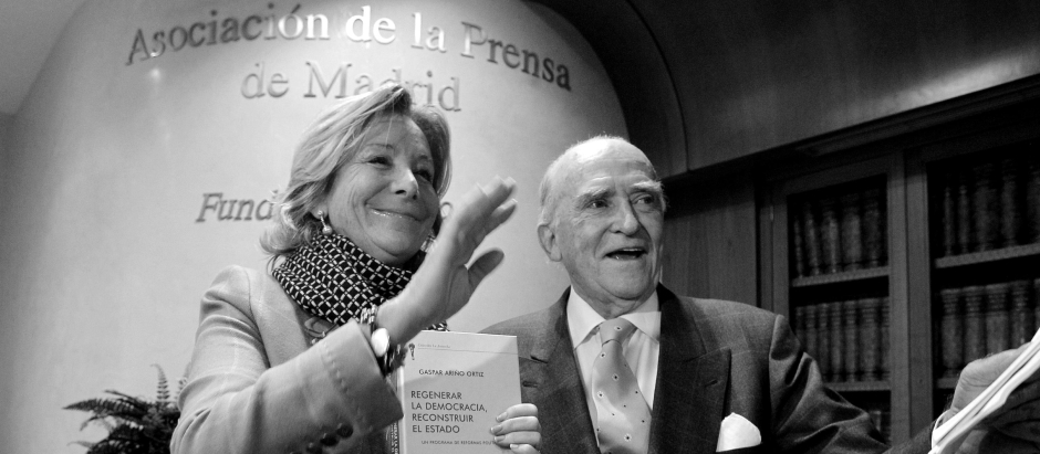 Gaspar Arino, junto a Esperanza Aguirre en la presentación de su libro Regenerar la Democracia, Reconstruir el Estado
