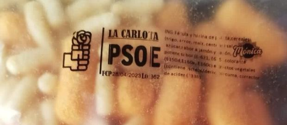 Imagen del paquete de gusanitos con la propaganda del PSOE impresa y que según el diputado del PP, Andrés Lorite, fue repartida en la Cabalgata de Reyes de La Carlota.