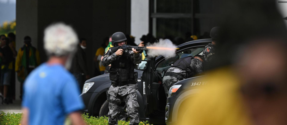Policias enfrentan a seguidores del expresidente brasileño Jair Bolsonaro que han invadido el Congreso de Brasil